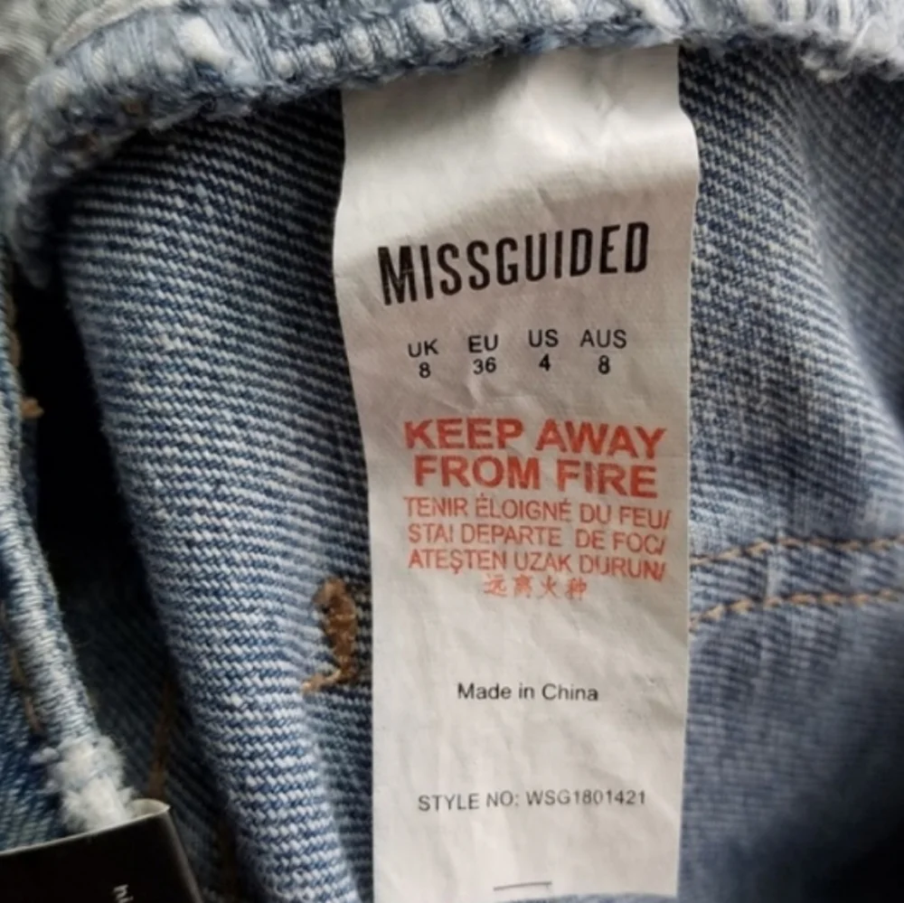 Missguided Riot Ripped High Rise Mom Jeans 4 - Picture 9 of 12